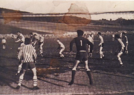 Zápas Topoľovka – Lieskovec v prvých lieskovských dresoch-pásikované. V bráne M.Paňko.